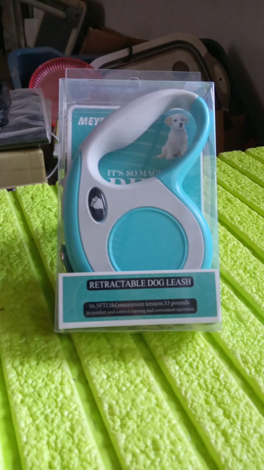 Retractable Dog Leash, Pet Walking Leash with Anti-Slip Handle, Strong Nylon Tape, Tangle-Free, One-Handed One Button Lock & Release, Suitable for Small / Medium Dog Or Cat, 16.5 ft (5 m)Â