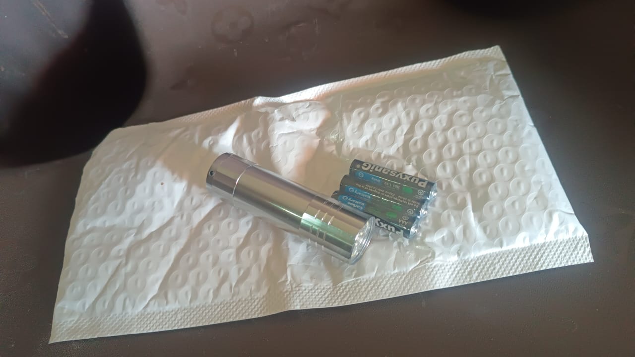 PortableÂ Mini Torch, Super-Bright Mini 6 LED Bulb Pocket Torches - Small Keyring Torch Flashlight for Camping, Hiking, DIY, Travelling, Outdoors and More 3 Battery operated (Battery not included / 1 pc / Mix Color )